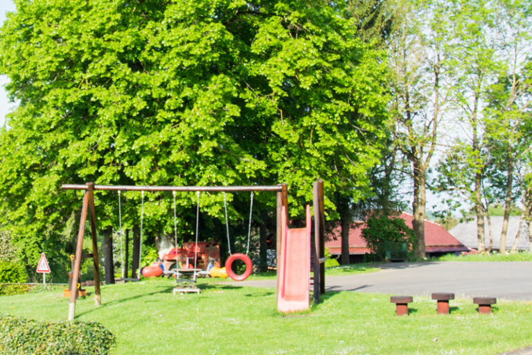 Ansicht de Spielplatzes mit Rutsche und Schaukel